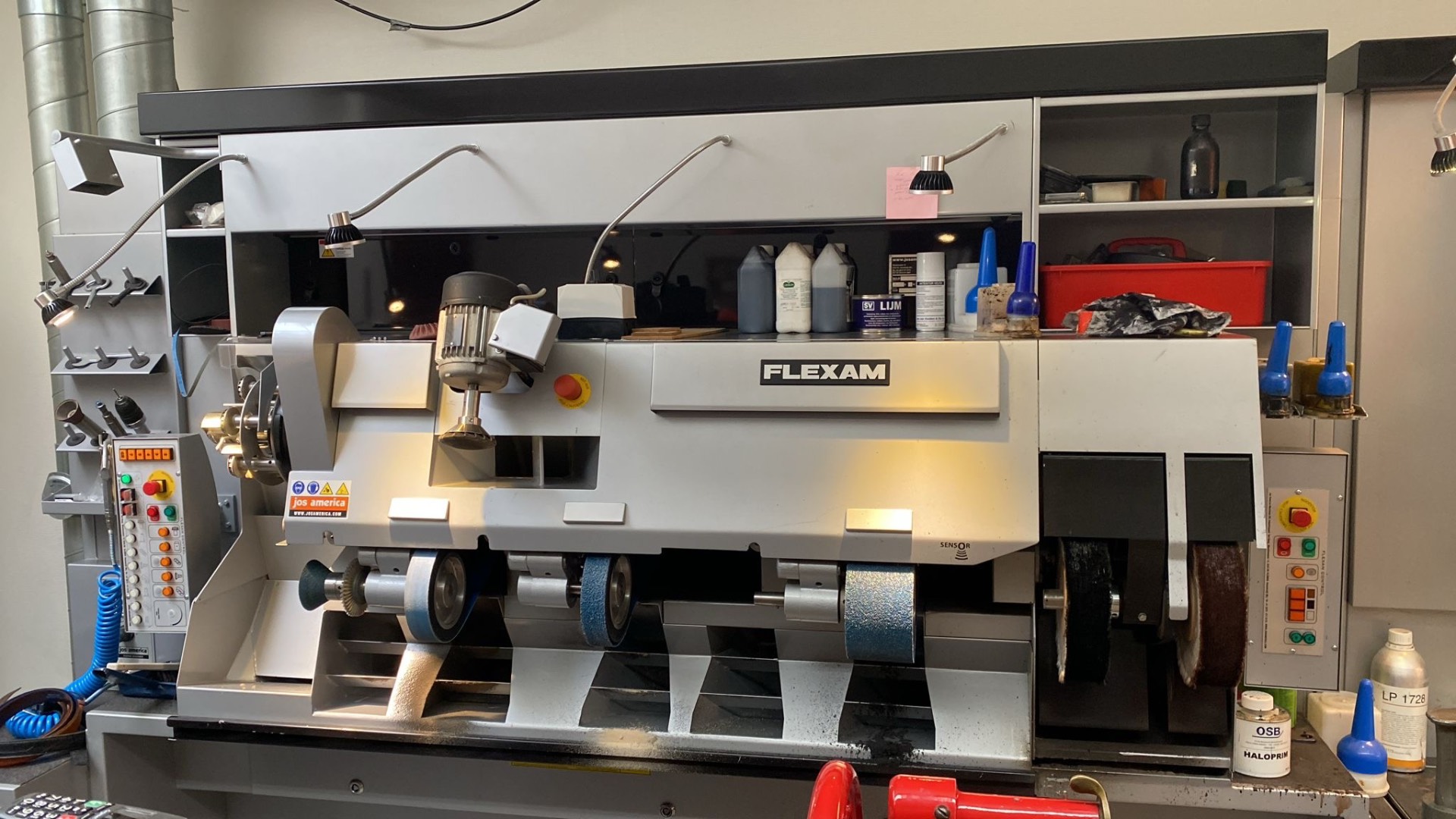 Flexam afwerkmachine in het atelier